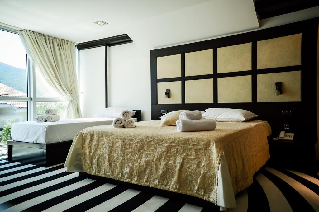 Hotel Amsterdam Budva Exterior photo